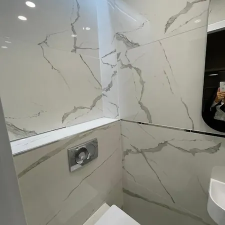 Lovely New By The Parliament Apartment *