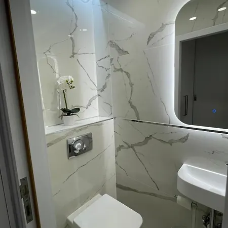 Lovely New By The Parliament Apartment *