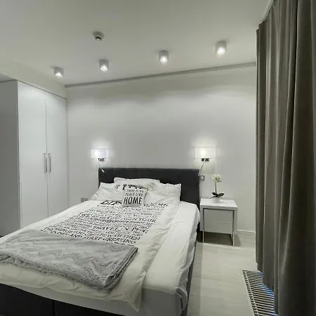 Lovely New By The Parliament Apartment *