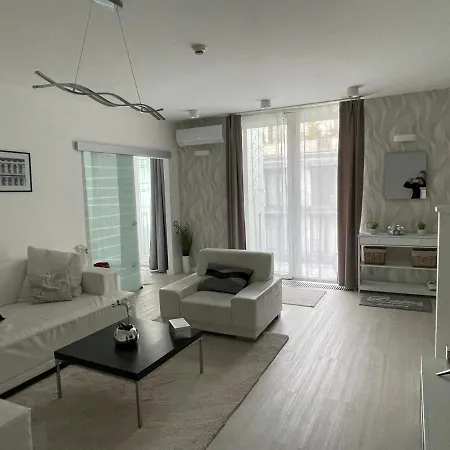 Lovely New By The Parliament Apartment *