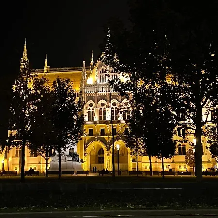 Lovely New By The Parliament Budapest